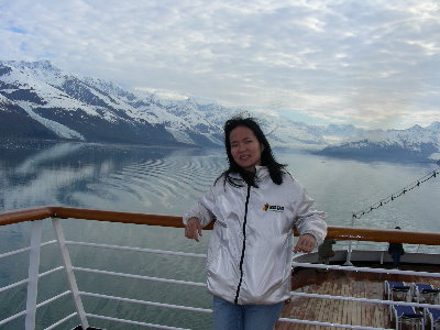 阿拉斯加郵輪上，背景是峽灣(外套是2000中山資管作的)